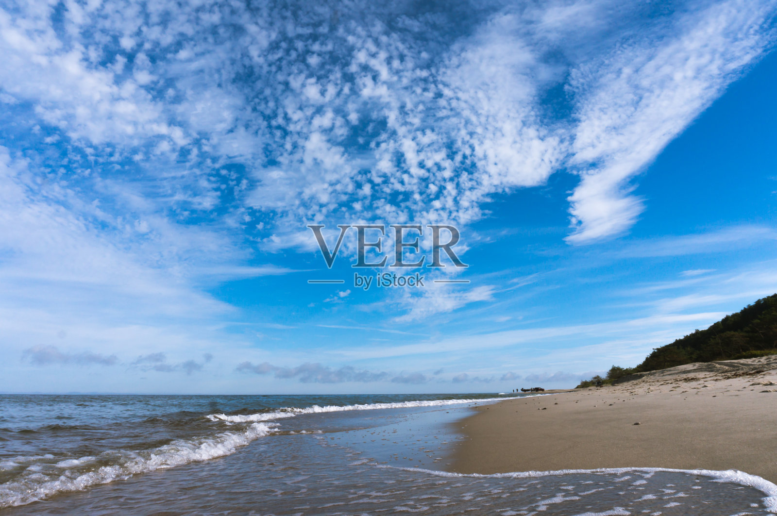 海景和海浪，美丽的蓝天在海上照片摄影图片
