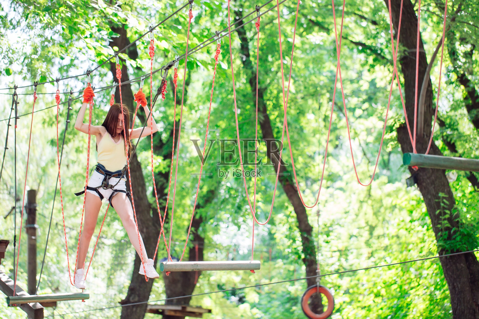 夫妇花他们的闲暇时间在绳索课程。从事攀岩运动的男女，照片摄影图片