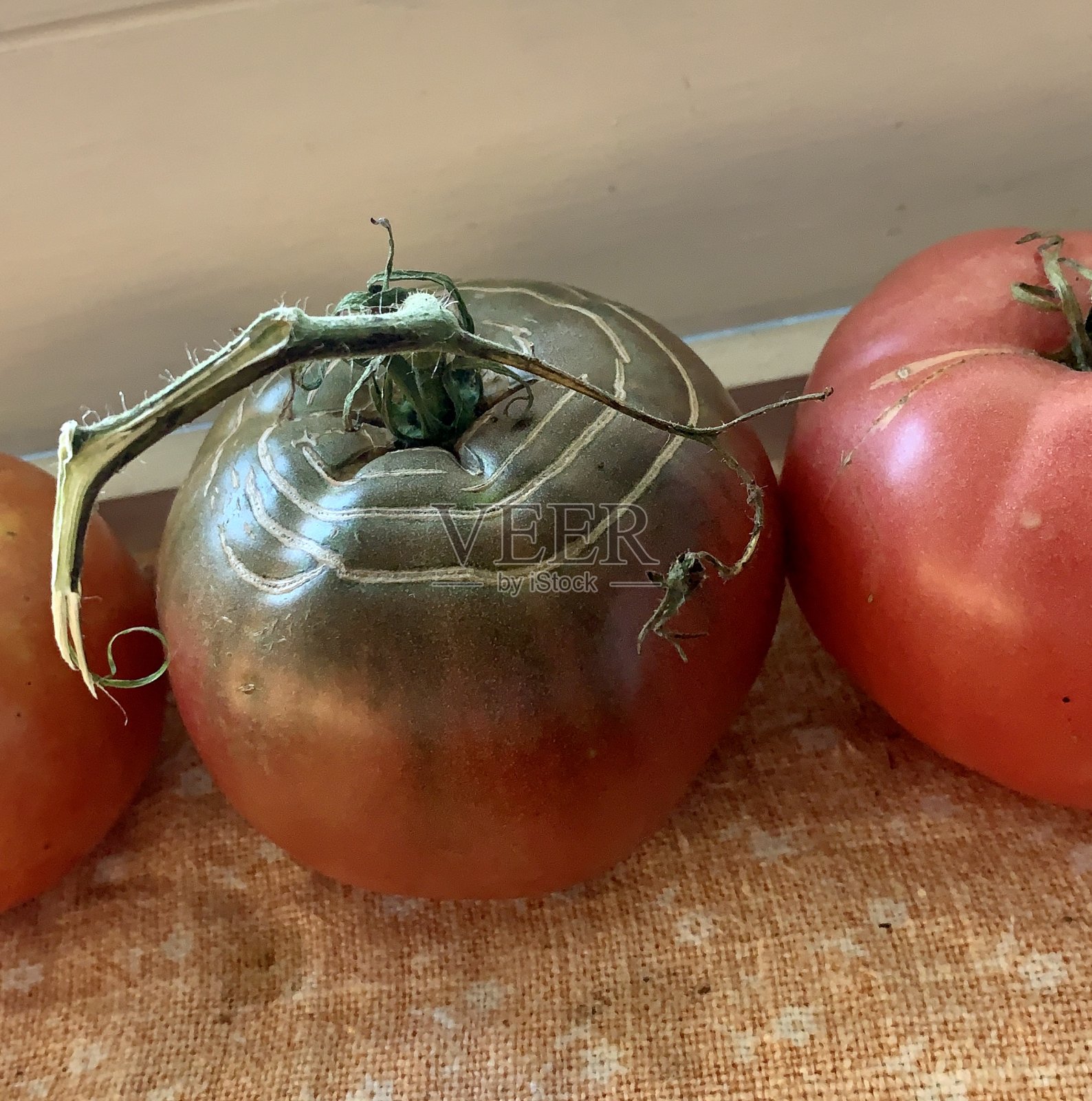 窗台有径向开裂的番茄照片摄影图片