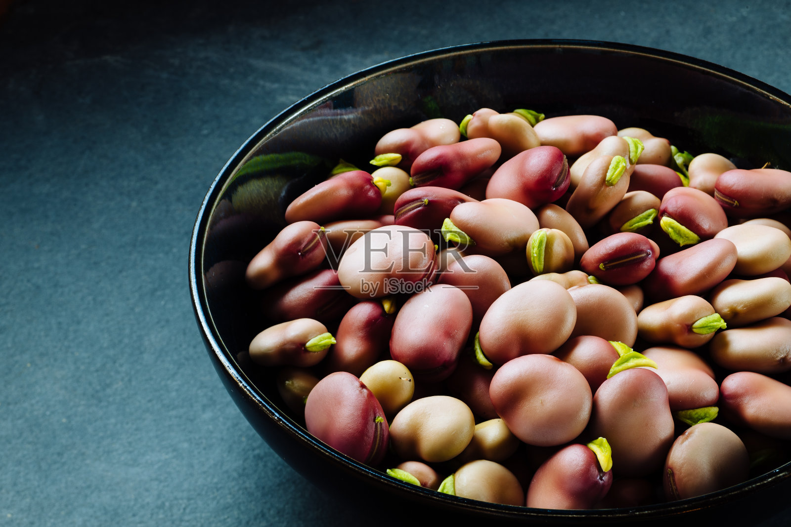 刚从豆荚里出来的蚕豆照片摄影图片