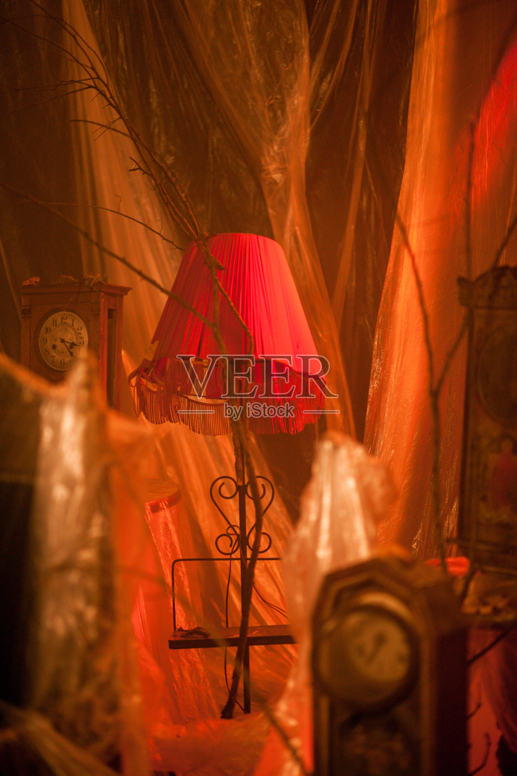 废弃的房间里有古董和蜘蛛网照片摄影图片