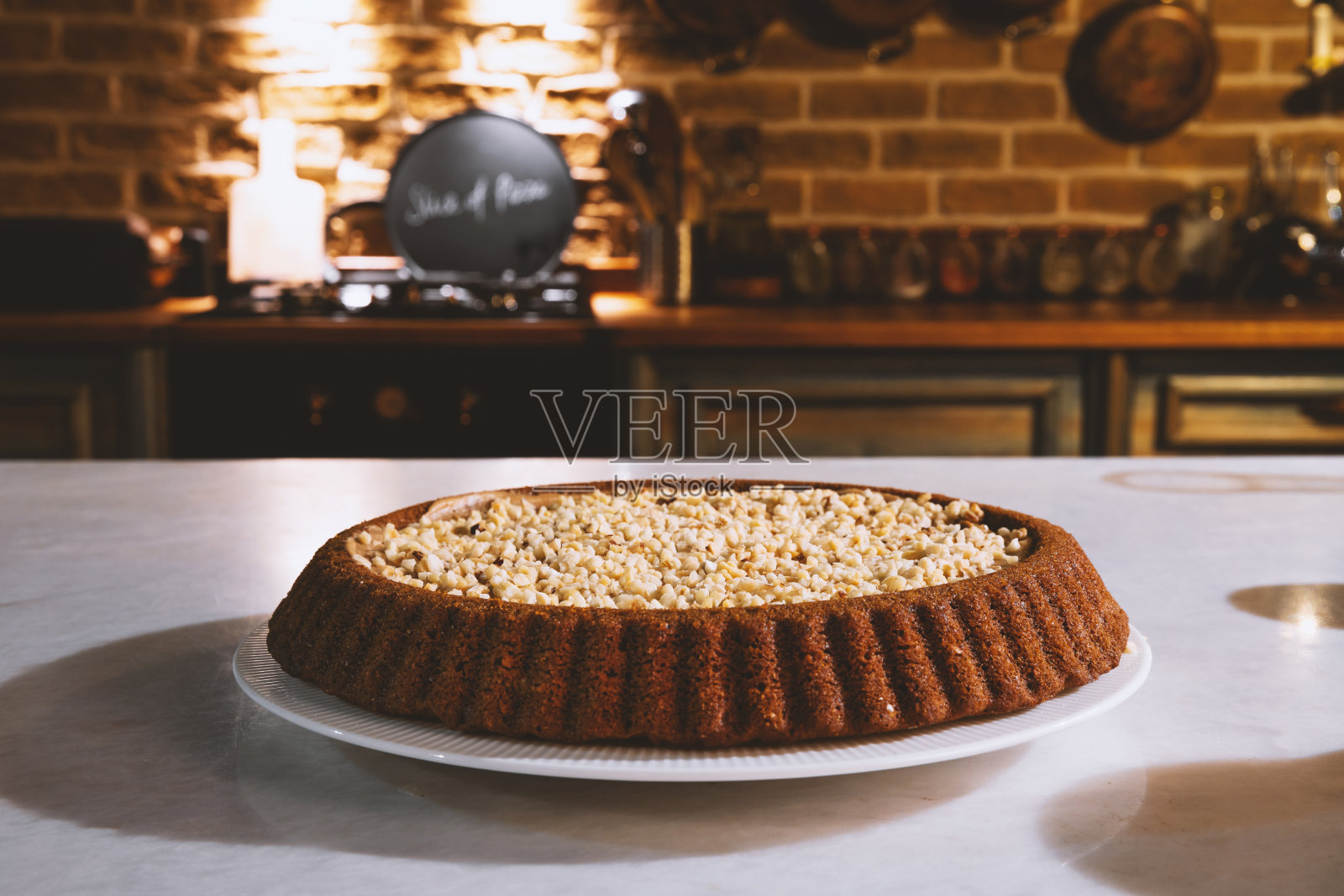 健康的蛋糕加上花生酱和坚果。照片摄影图片