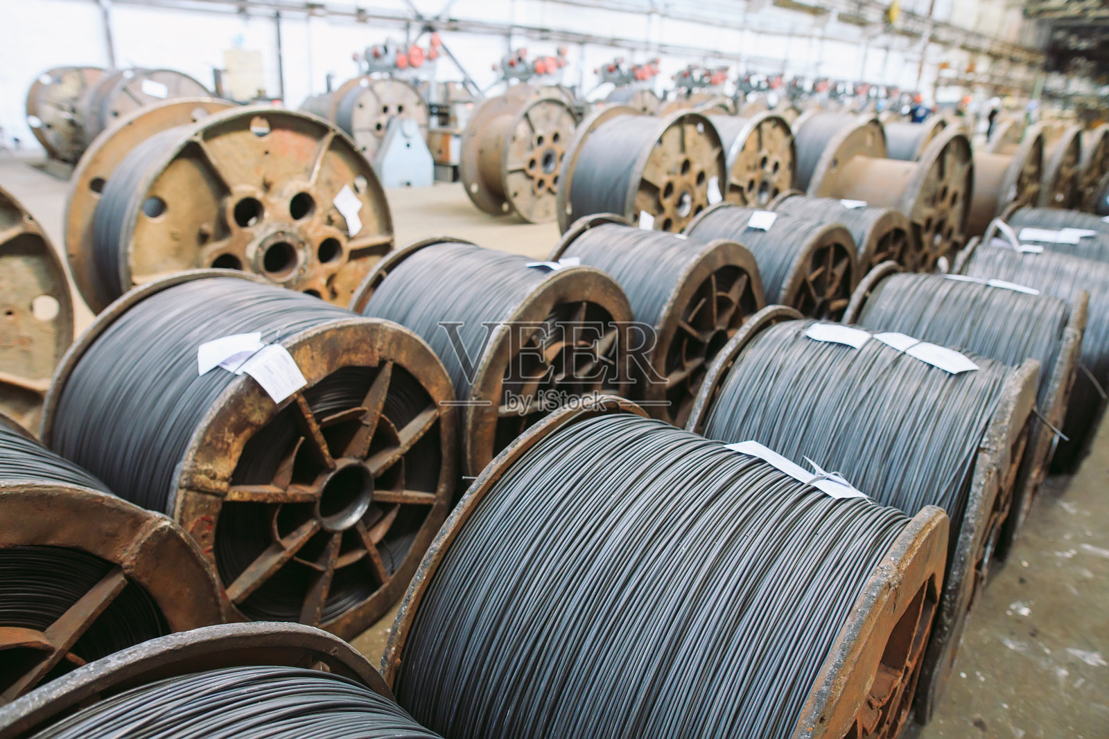 线材、仓库配件。冶金厂的工业仓库。照片摄影图片