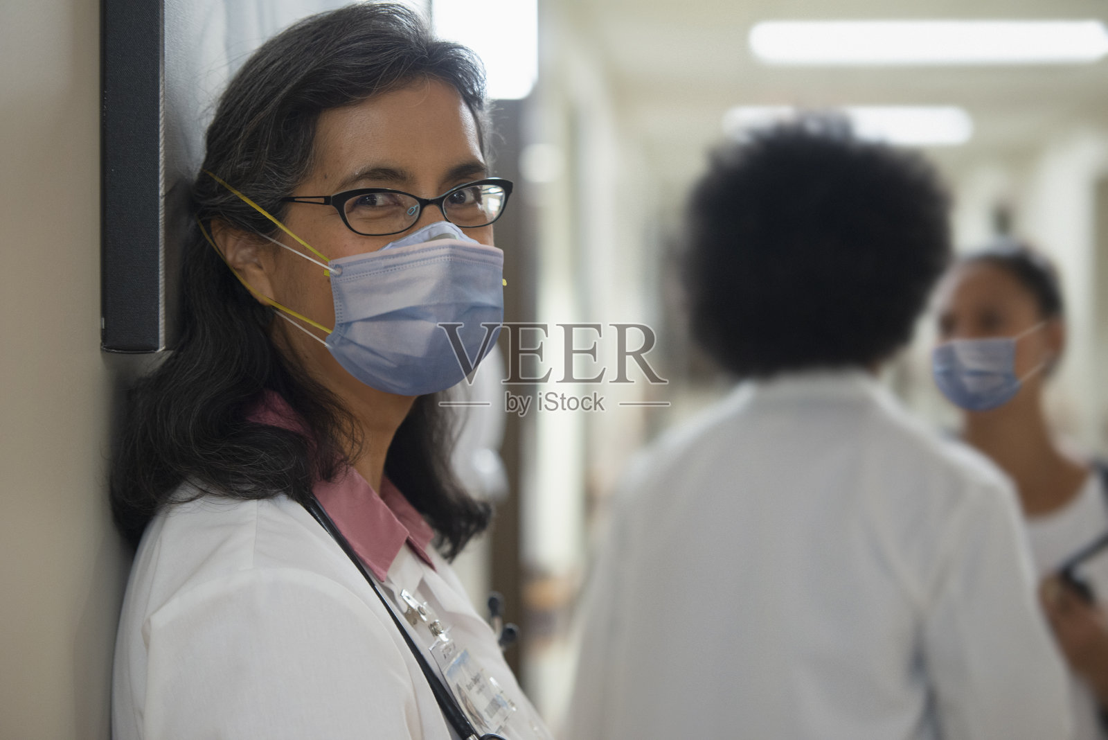 医院里的医生戴着口罩照片摄影图片