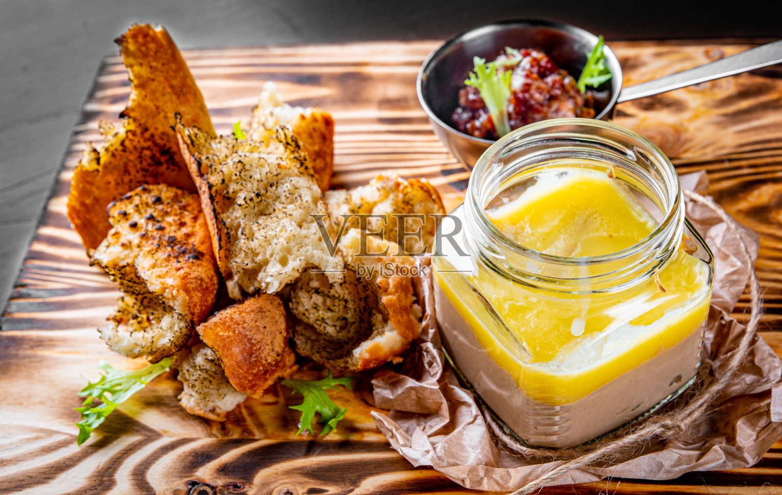 木桌上放着玻璃罐的鸡肝酱和切片面包照片摄影图片