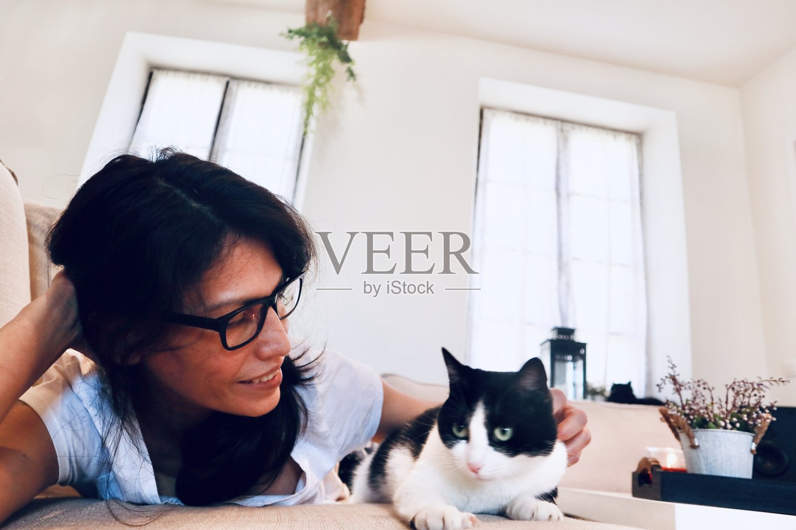 在客厅里放松照片摄影图片