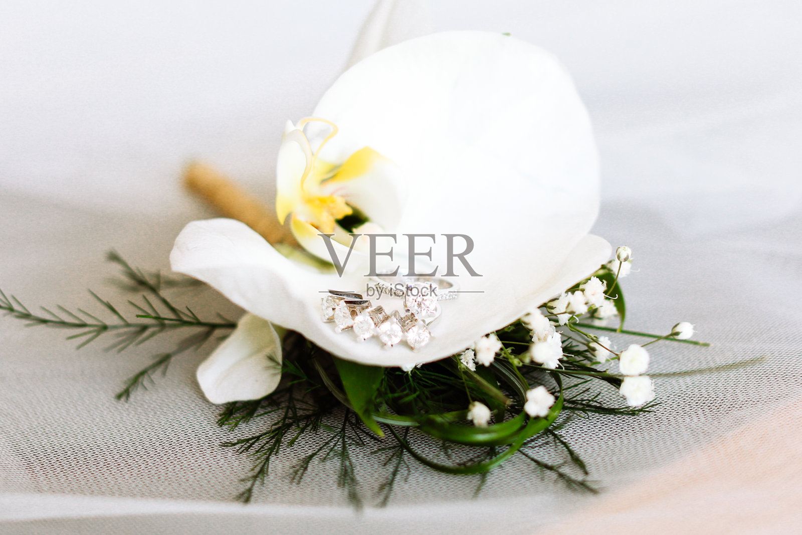 有花装饰的结婚戒指照片摄影图片