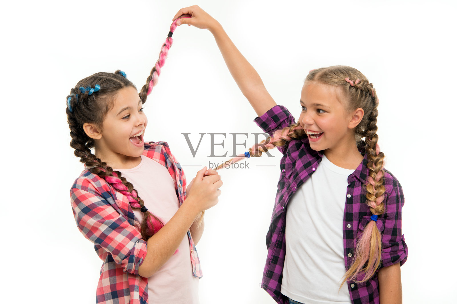 童年的幸福。友谊和姐妹。快乐的小姐妹。美丽和时尚。小的孩子。儿童的一天。照片摄影图片