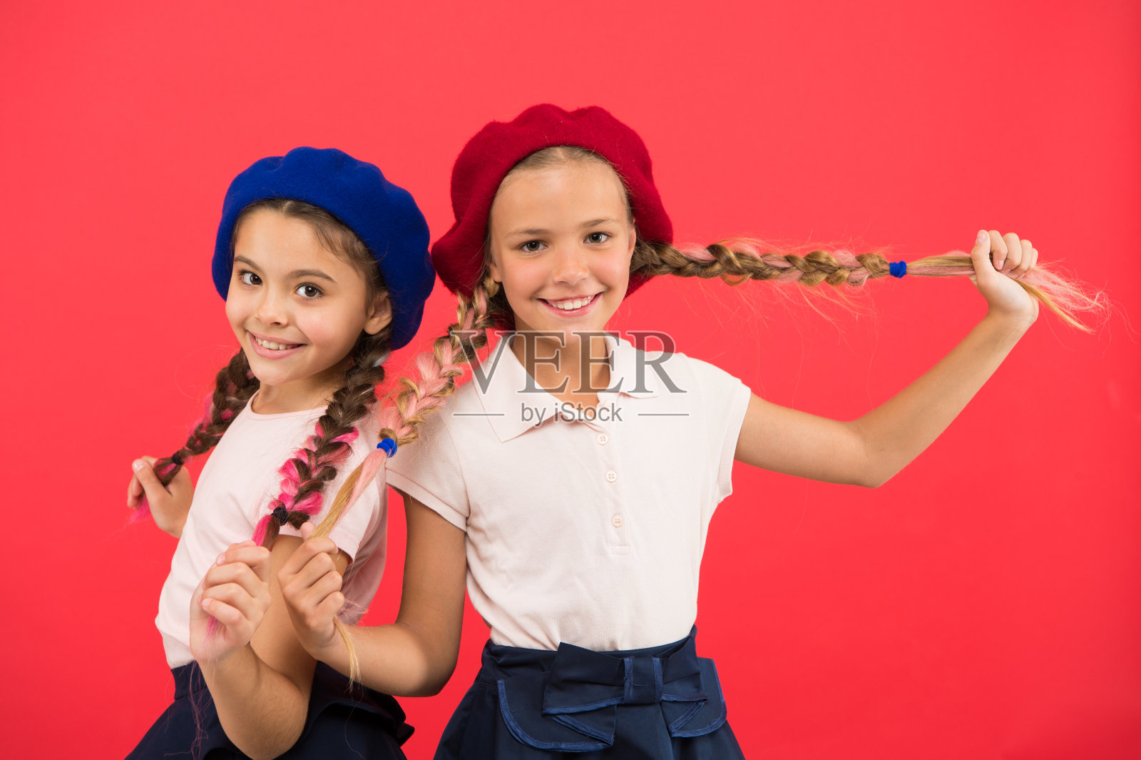 他们自己的风格。法国风格的女孩。可爱的女孩有相同的发型。梳着长辫子的小孩。照片摄影图片