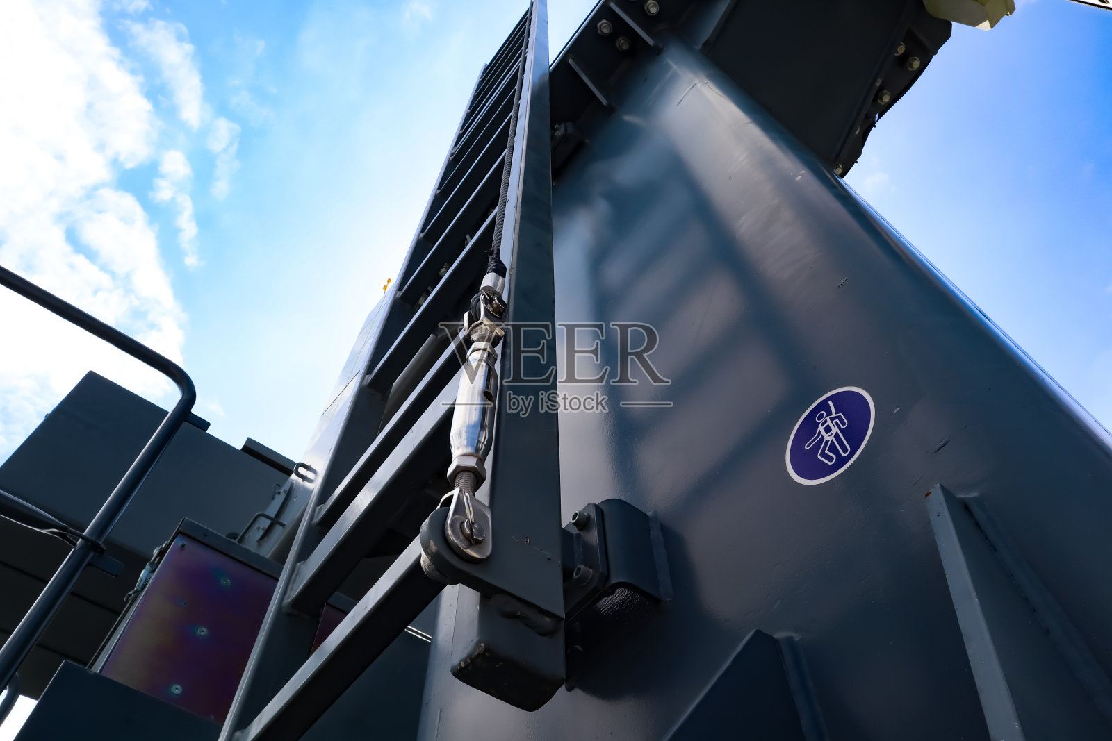 机器高层建筑及标牌安全吊带。照片摄影图片