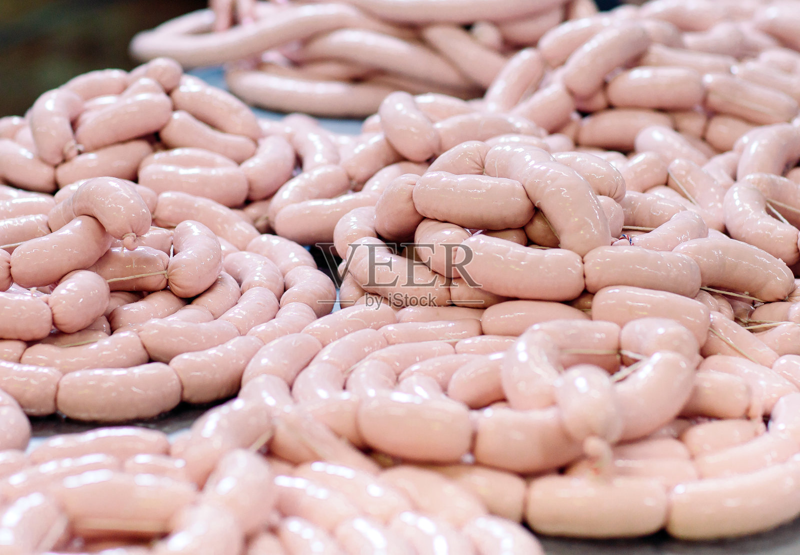 在工厂里制作香肠，生产食品。照片摄影图片