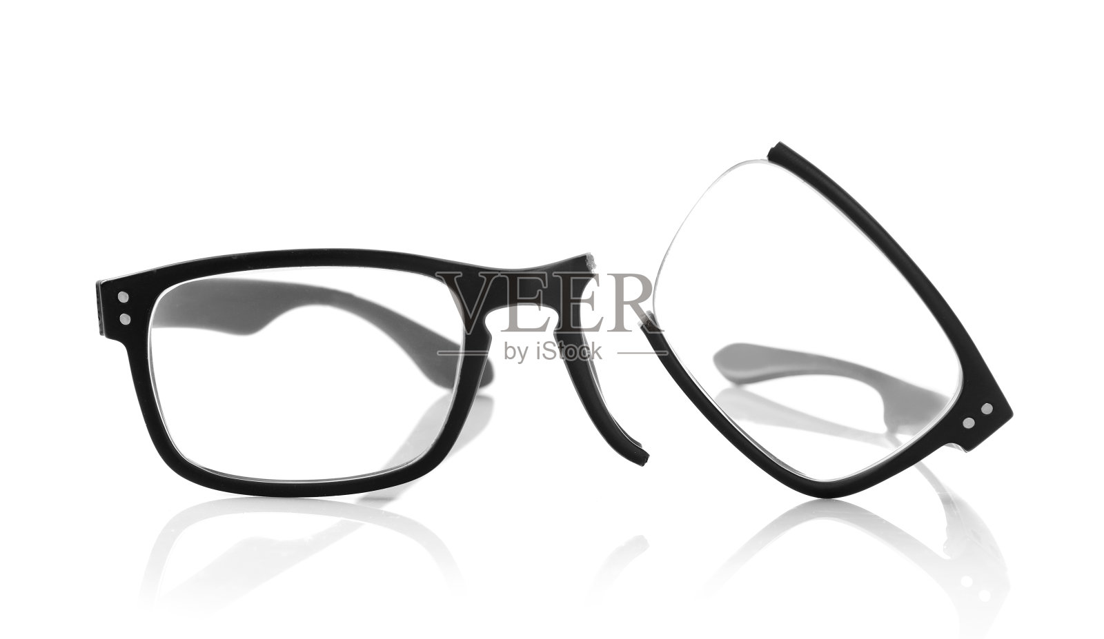 破碎的玻璃孤立在白色背景上。照片摄影图片