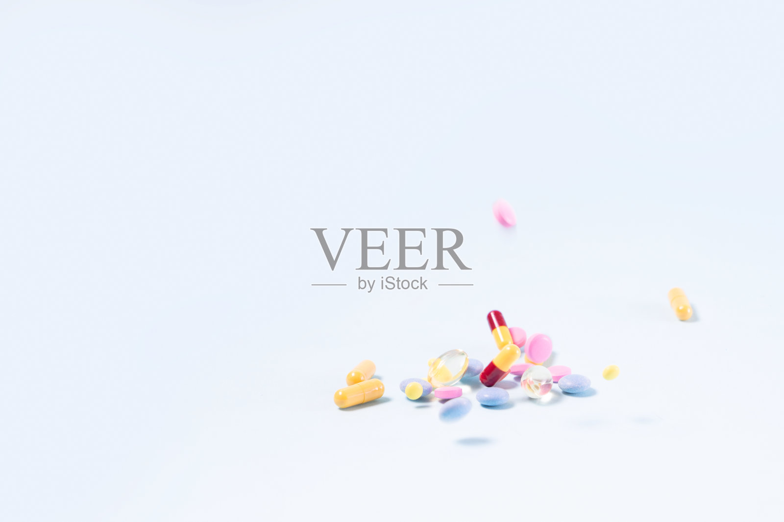 蓝色上面是一堆药丸照片摄影图片