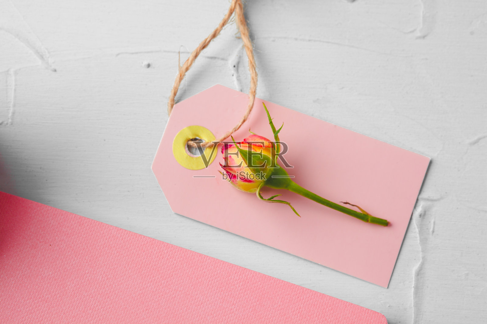 花和空白纸标签。送花照片摄影图片