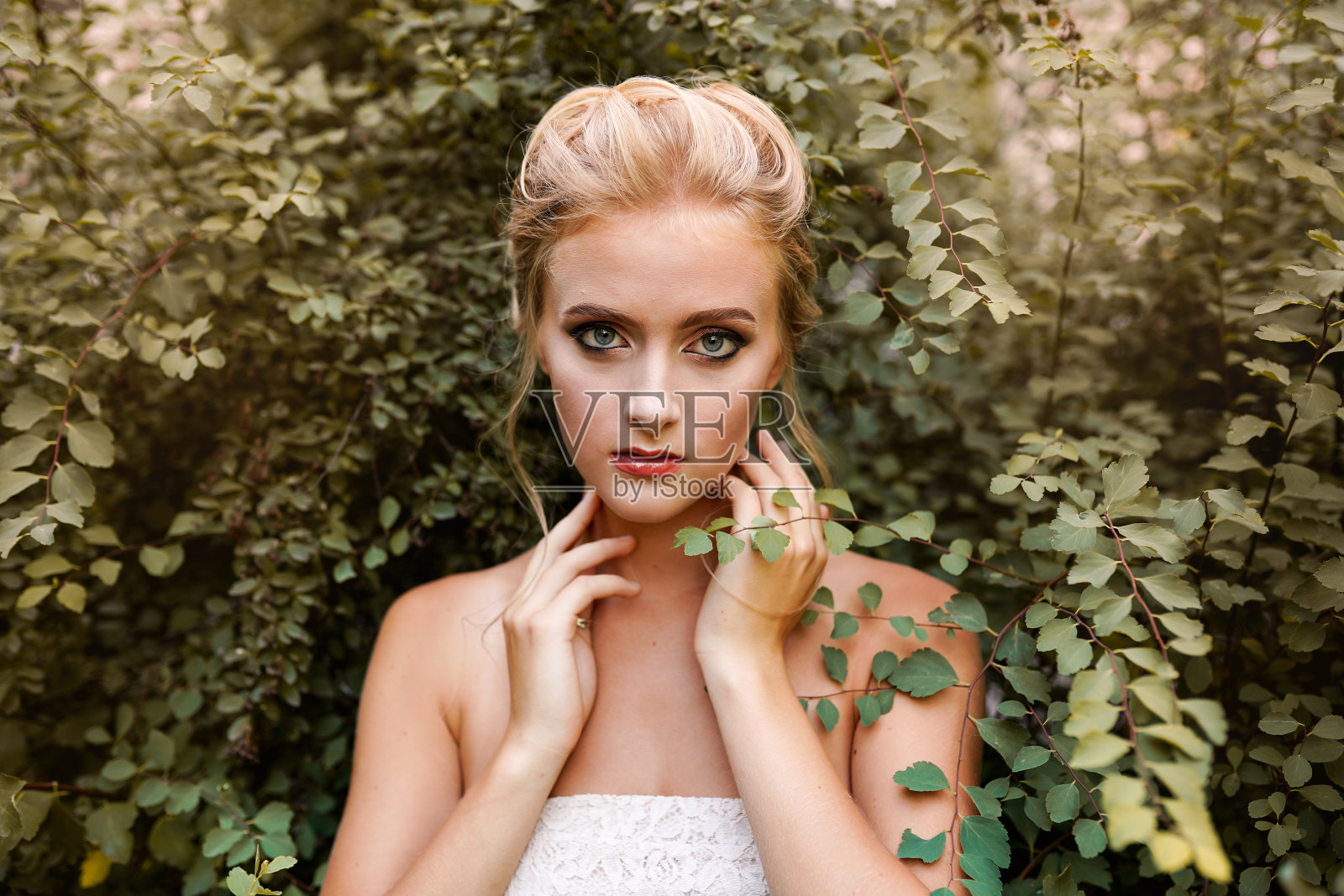 户外时尚照片年轻美丽的女士包围秋天的树叶照片摄影图片