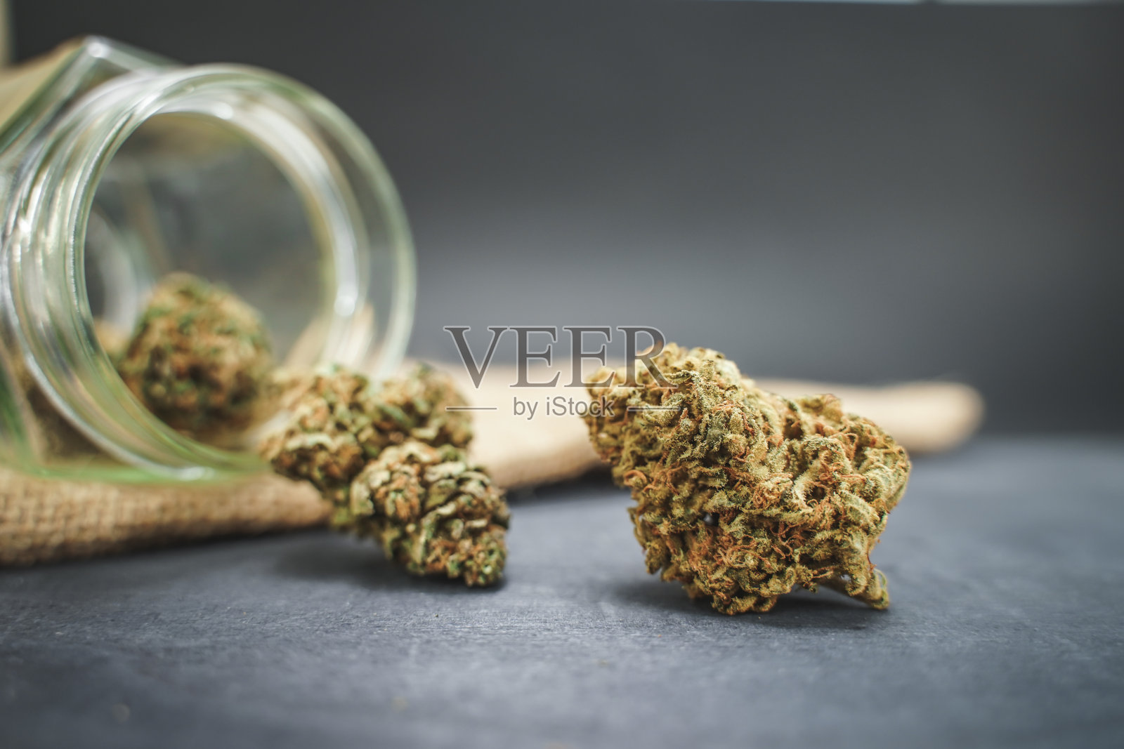 大麻二酚药用黑木材背景。照片摄影图片