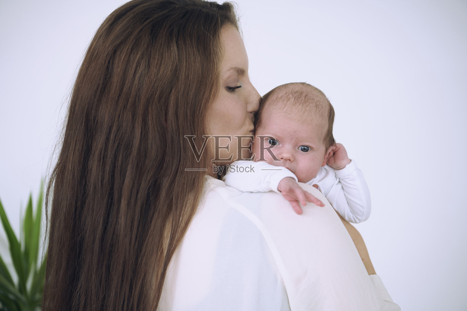 母亲和婴儿站立照片摄影图片