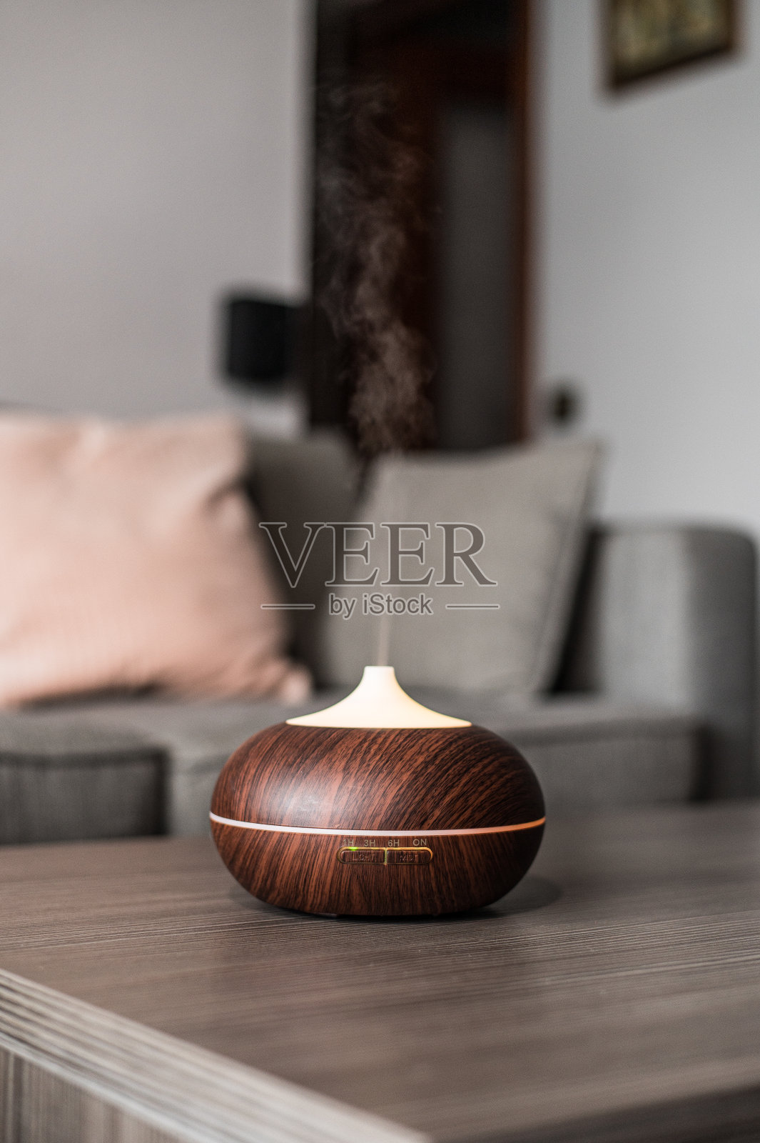 现代空气加湿器在桌子上照片摄影图片