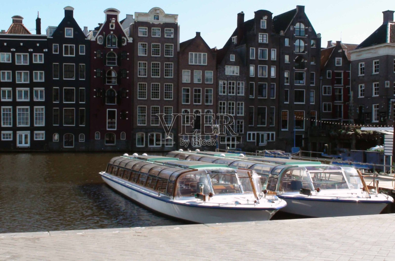 阿姆斯特丹运河游船因在欧洲荷兰实施新冠肺炎疫情隔离而停靠照片摄影图片