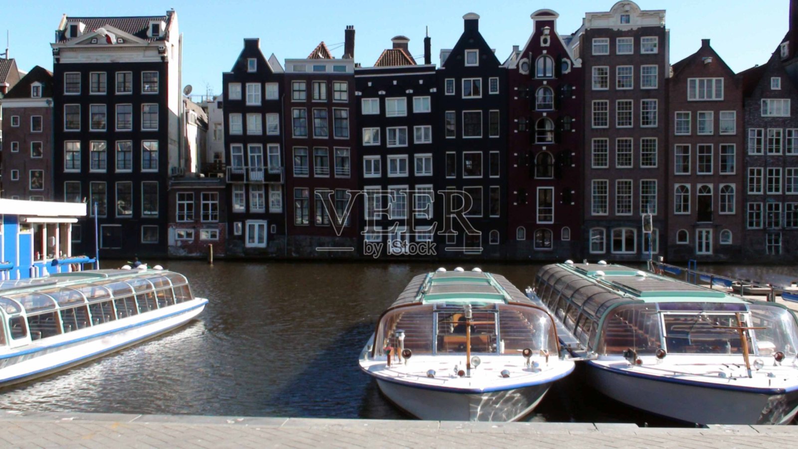 阿姆斯特丹运河游船因新冠肺炎疫情在荷兰实行隔离而停靠照片摄影图片