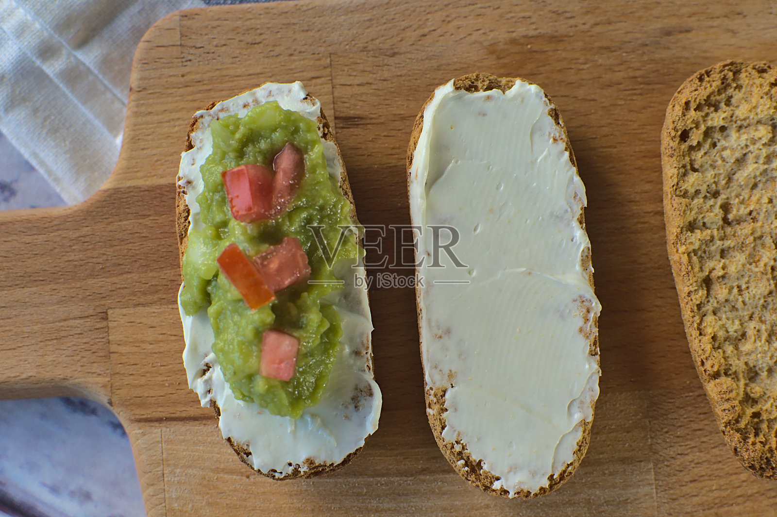 奶油芝士烤面包和鳄梨酱照片摄影图片