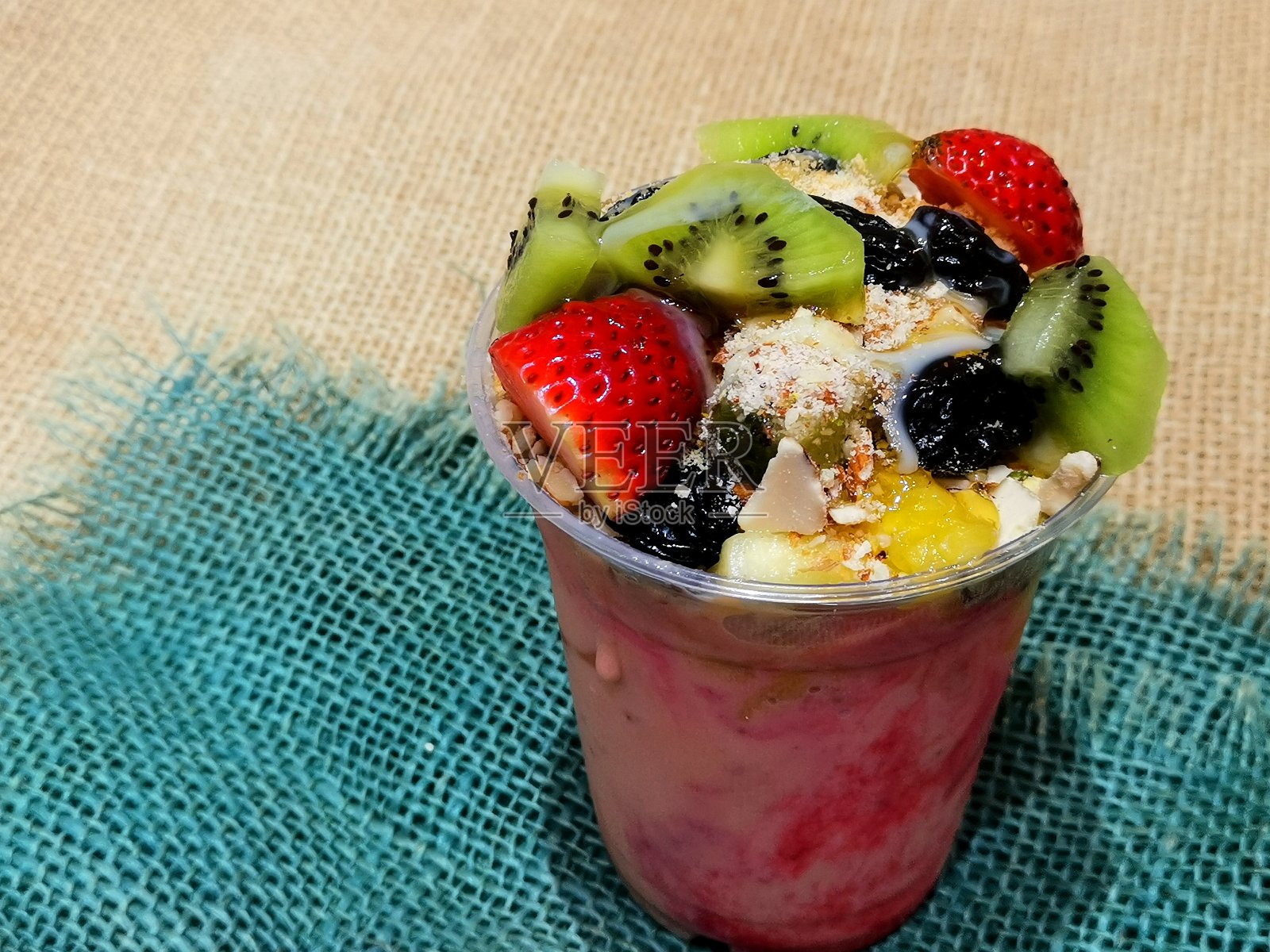 蜂蜜坚果新鲜水果沙拉照片摄影图片