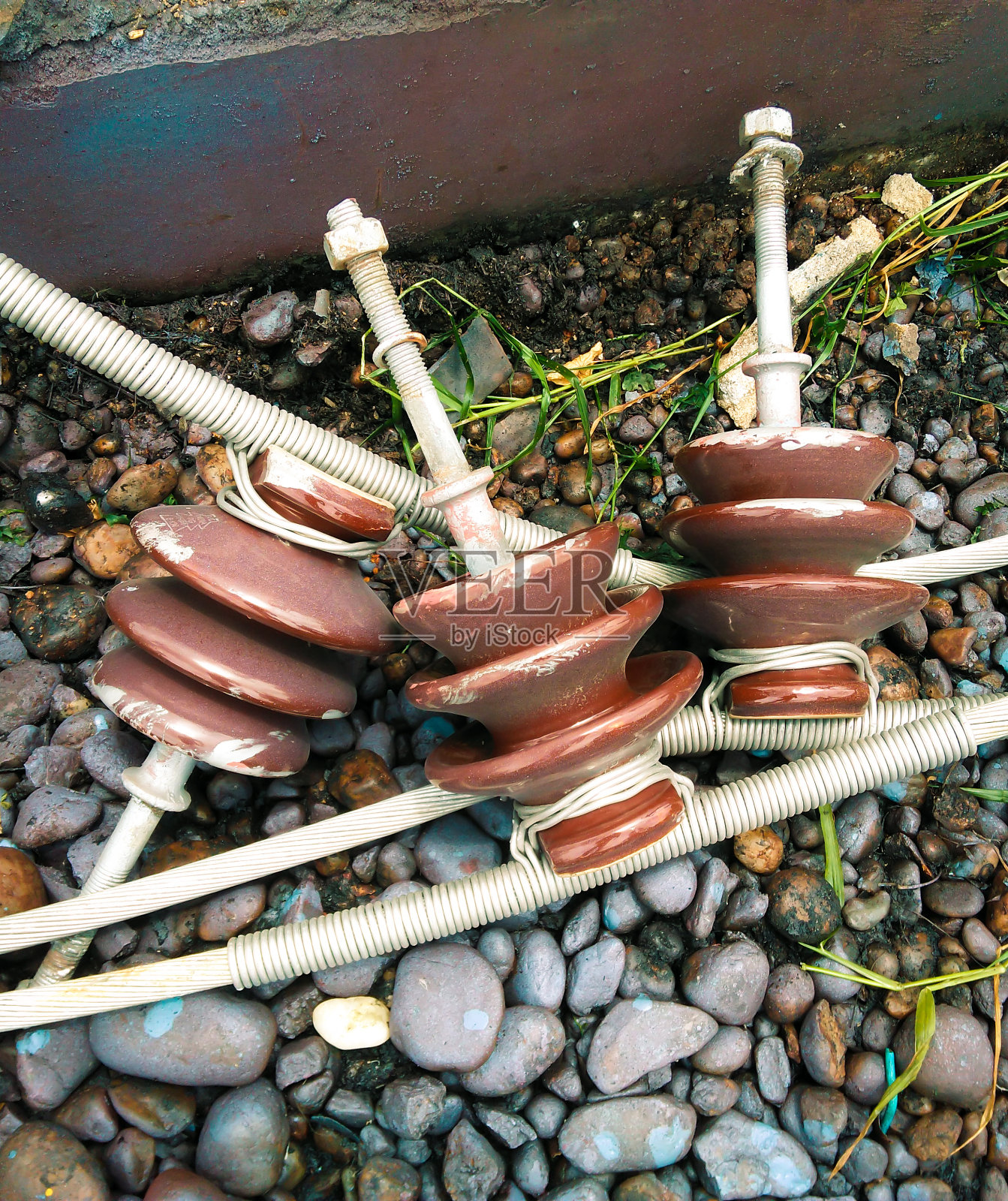 33kv电力绝缘子与变电站导体，电线电缆和电阻器。电气变电所，工程设备背景。照片摄影图片