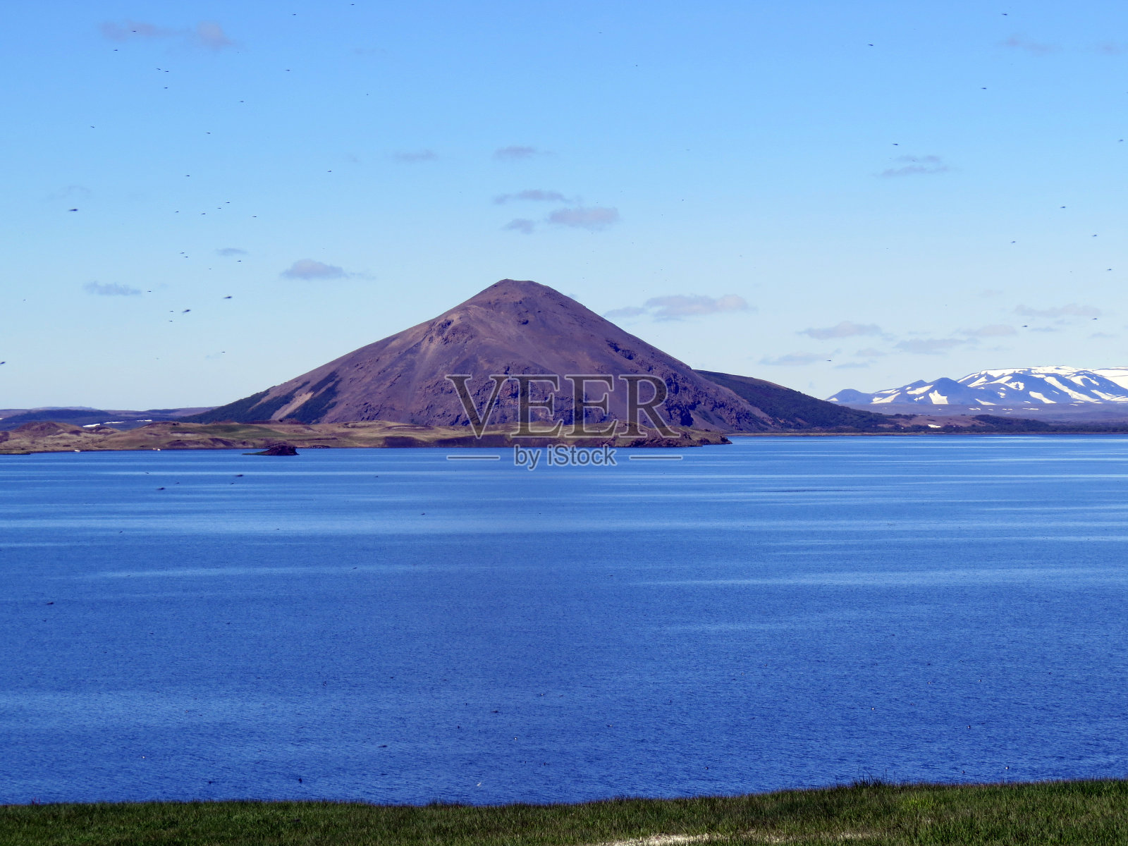 湖边有一座凝固的熔岩山照片摄影图片