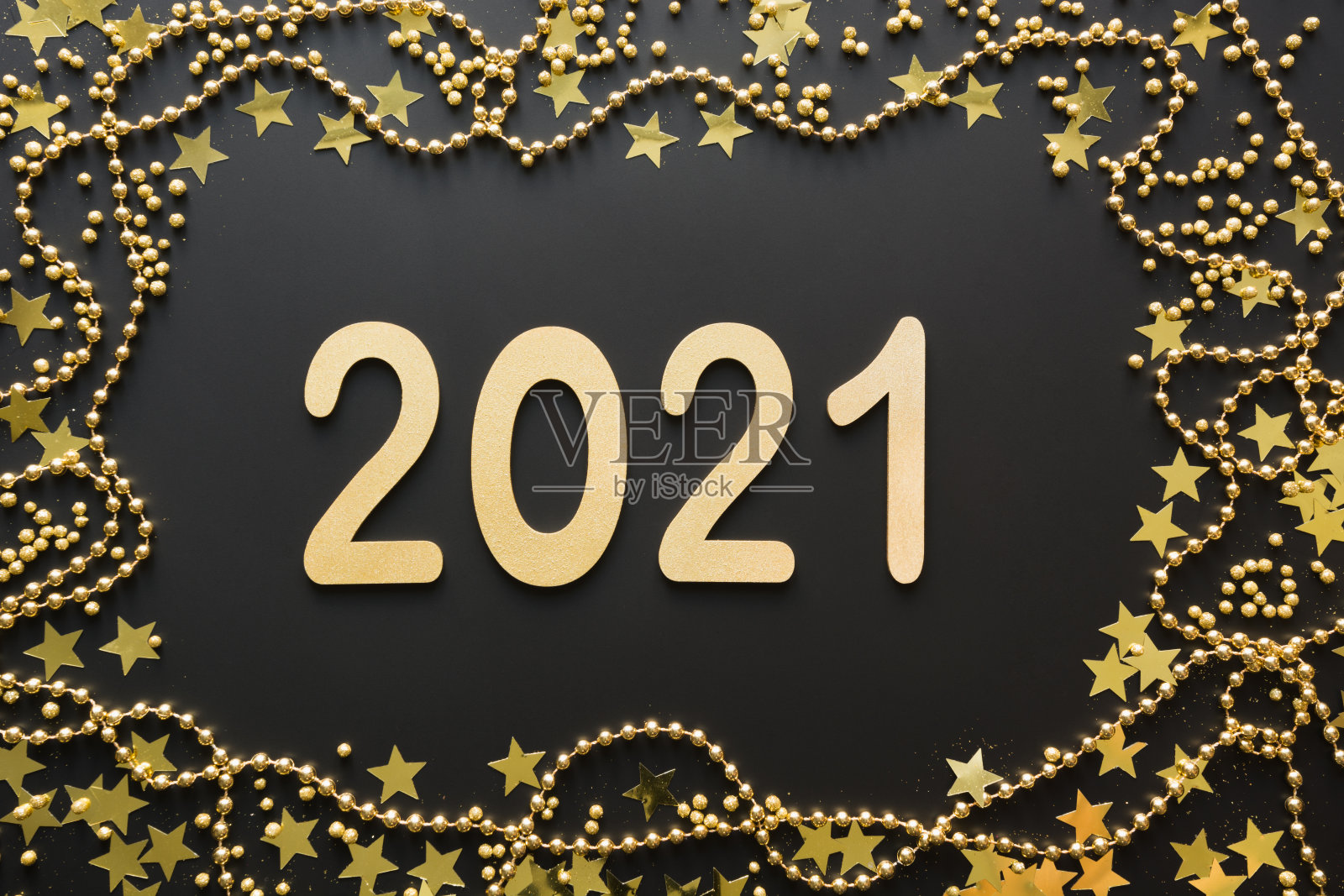 圣诞创意闪闪的金枣和珠子的黑色背景与2021年新年。照片摄影图片