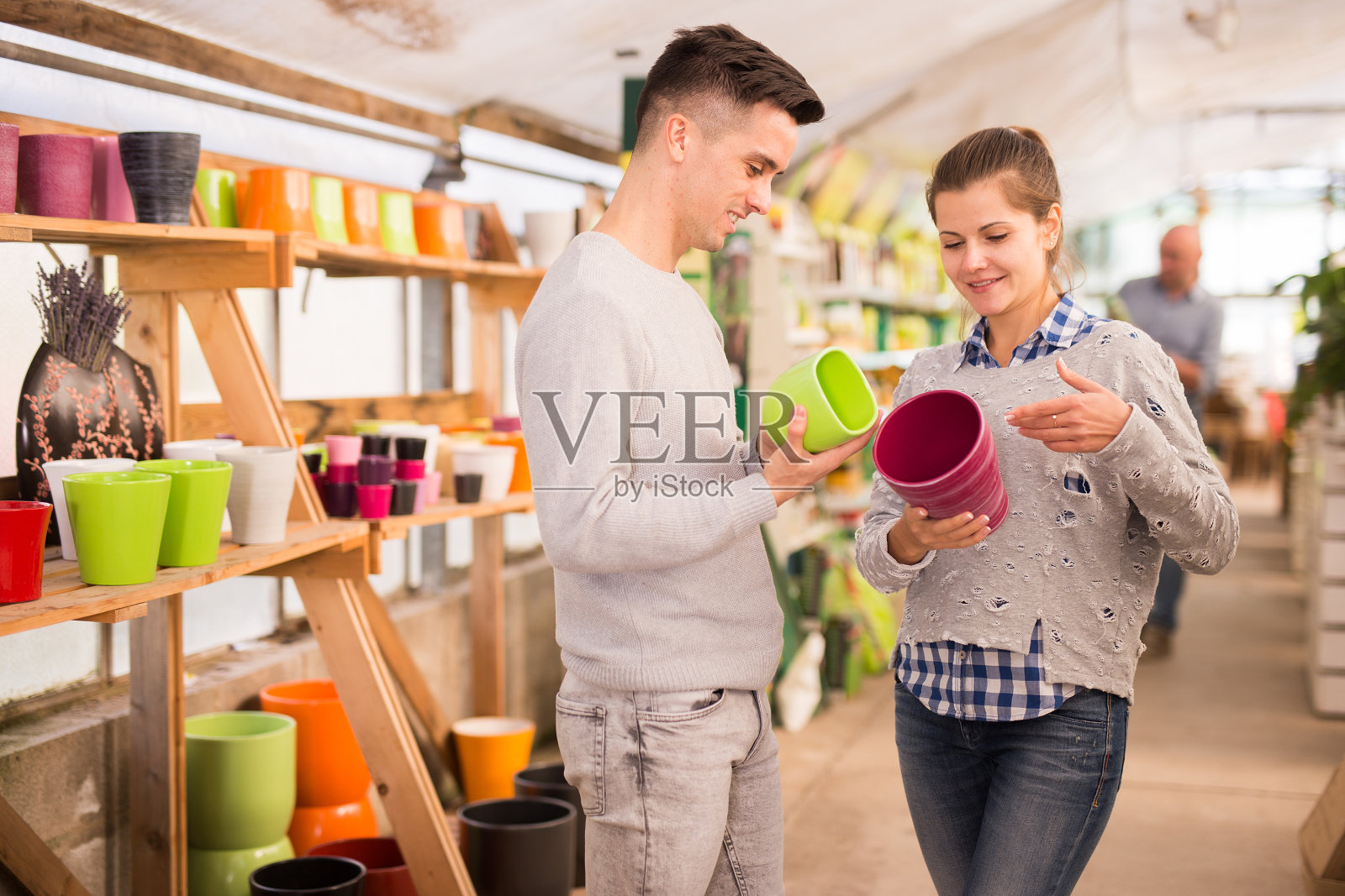 男朋友在挑选花盆的女人照片摄影图片