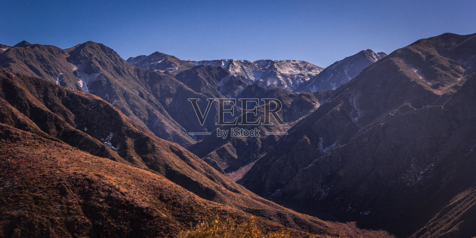 安第斯山脉雪山间的小径照片摄影图片