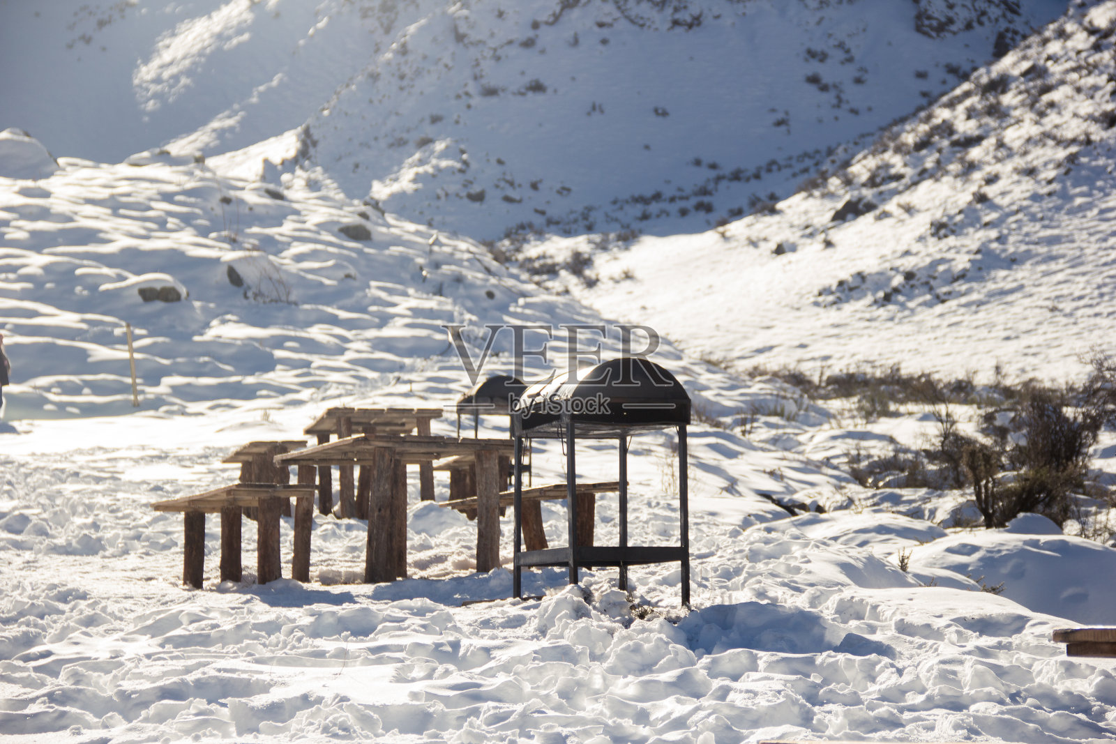 在雪山里露营照片摄影图片