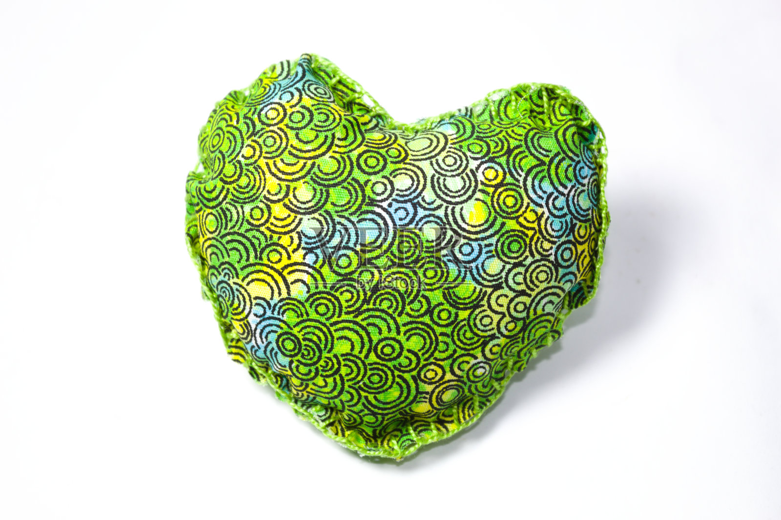 白色背景上的心形织物枕头照片摄影图片