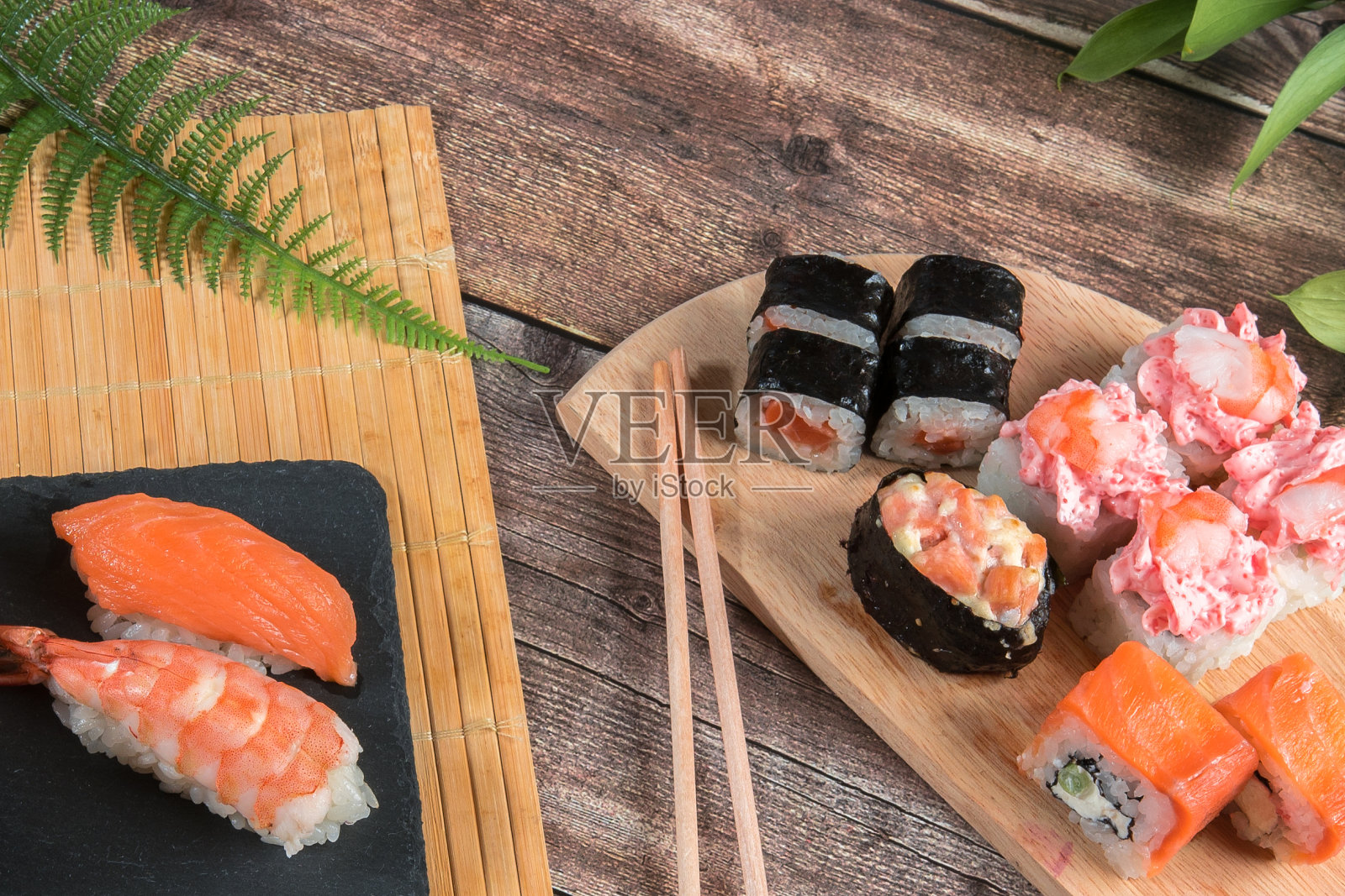 寿司。日本寿司，寿司卷，酱油，生姜，筷子照片摄影图片