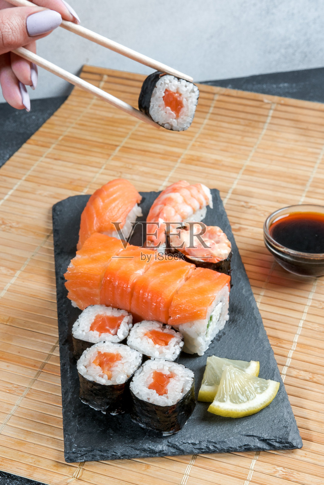寿司。日本寿司，寿司卷，酱油，生姜，筷子照片摄影图片