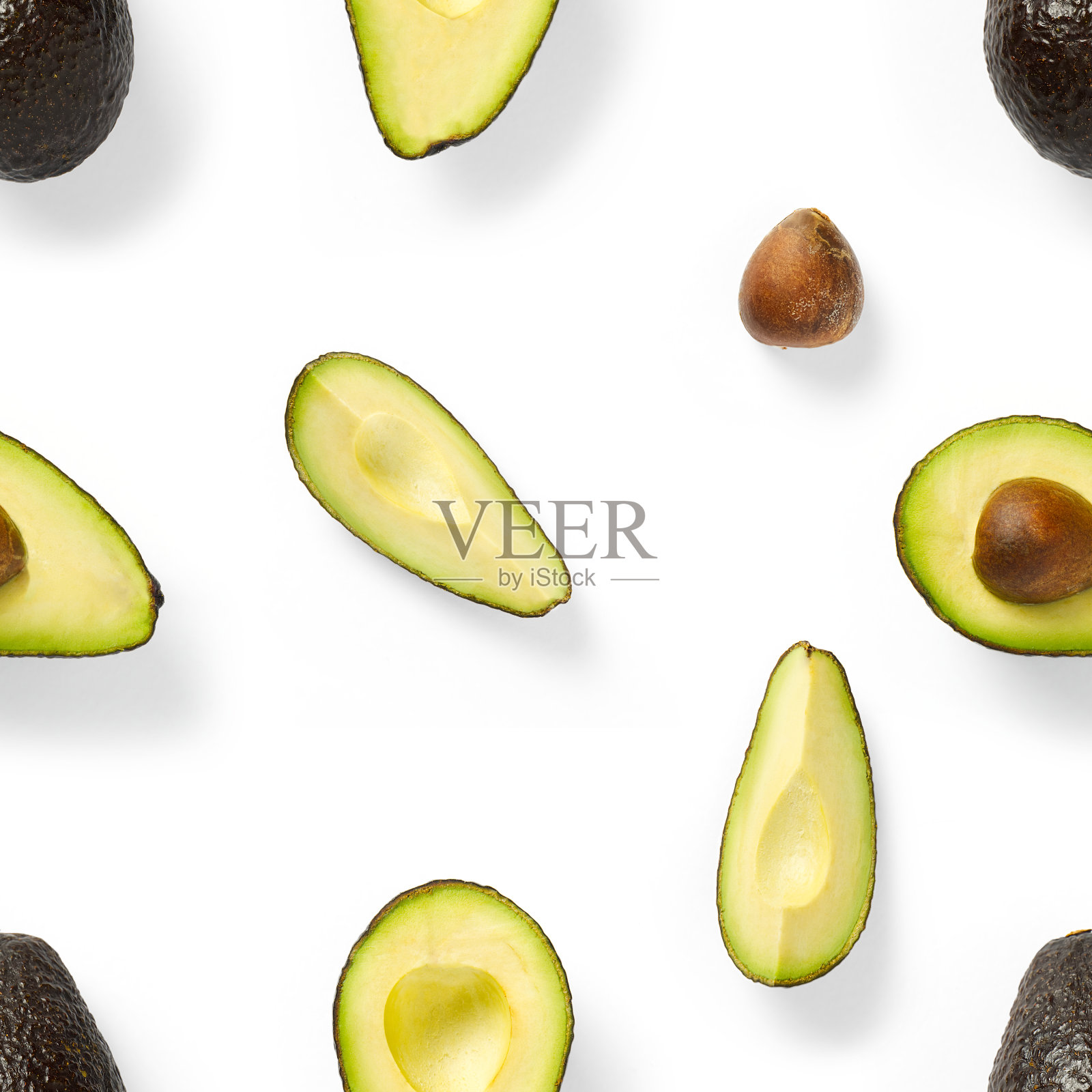 现代创意牛油果拼贴与简单的文字在纯色背景。牛油果片的创意布局在白色的背景。平铺，食品概念照片摄影图片