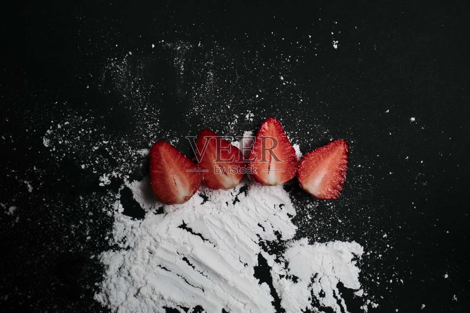 厨房桌子与产品，俯视图。草莓和面粉。俯视图仅框架成分。照片摄影图片