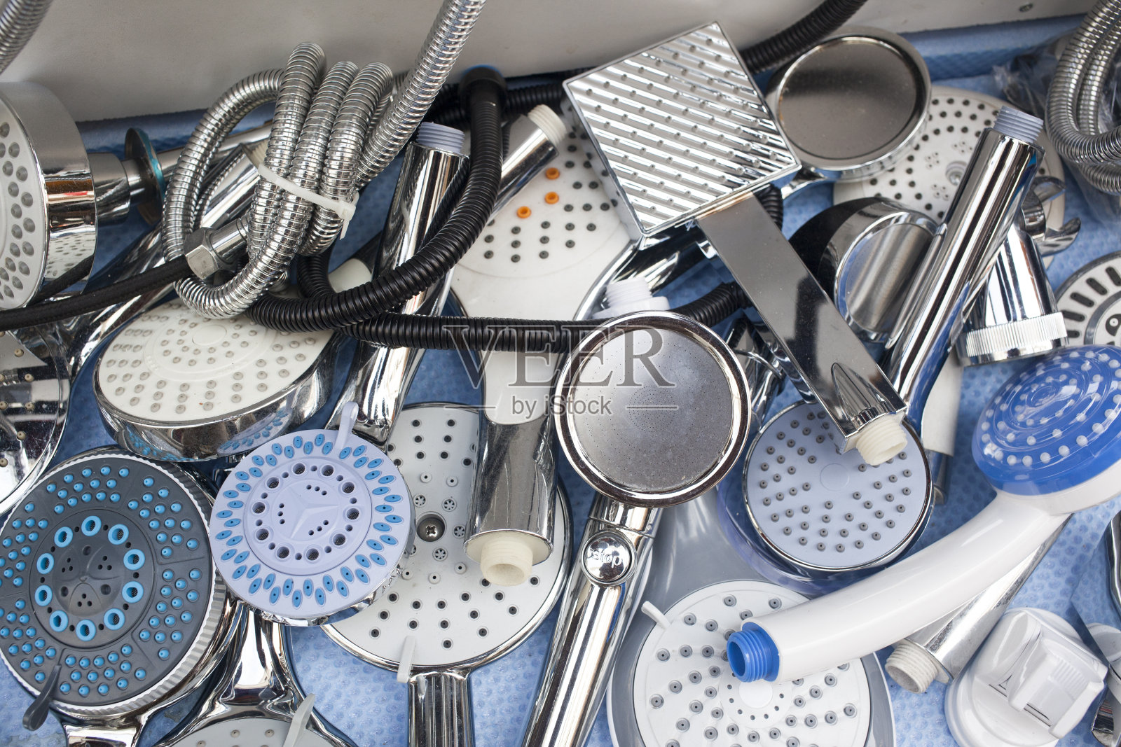 现代厨房水龙头在商店照片摄影图片