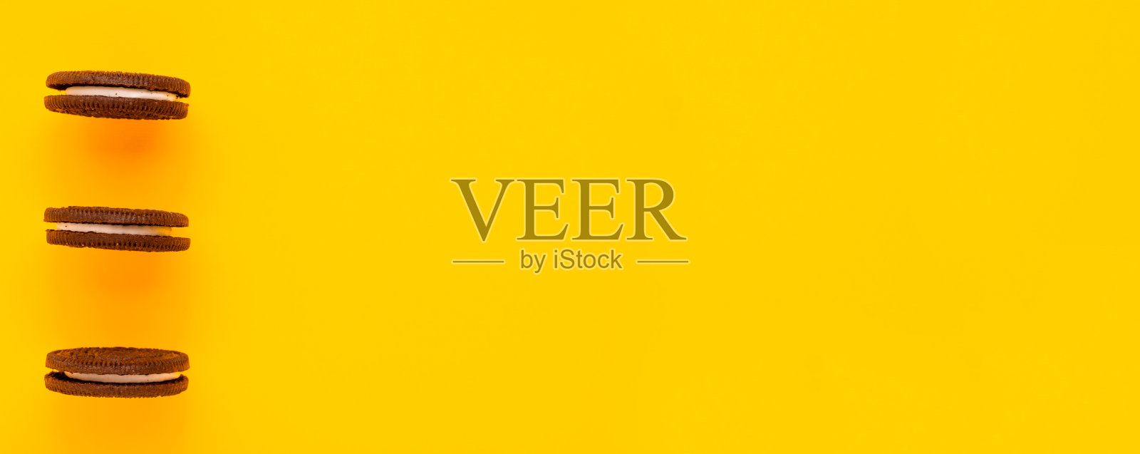 甜的棕色饼干，里面有白色奶油，直接用土坯照片摄影图片