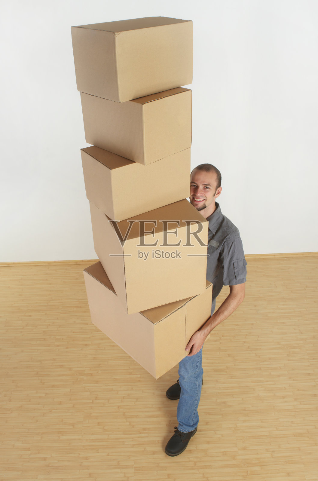 搬运箱子的人照片摄影图片