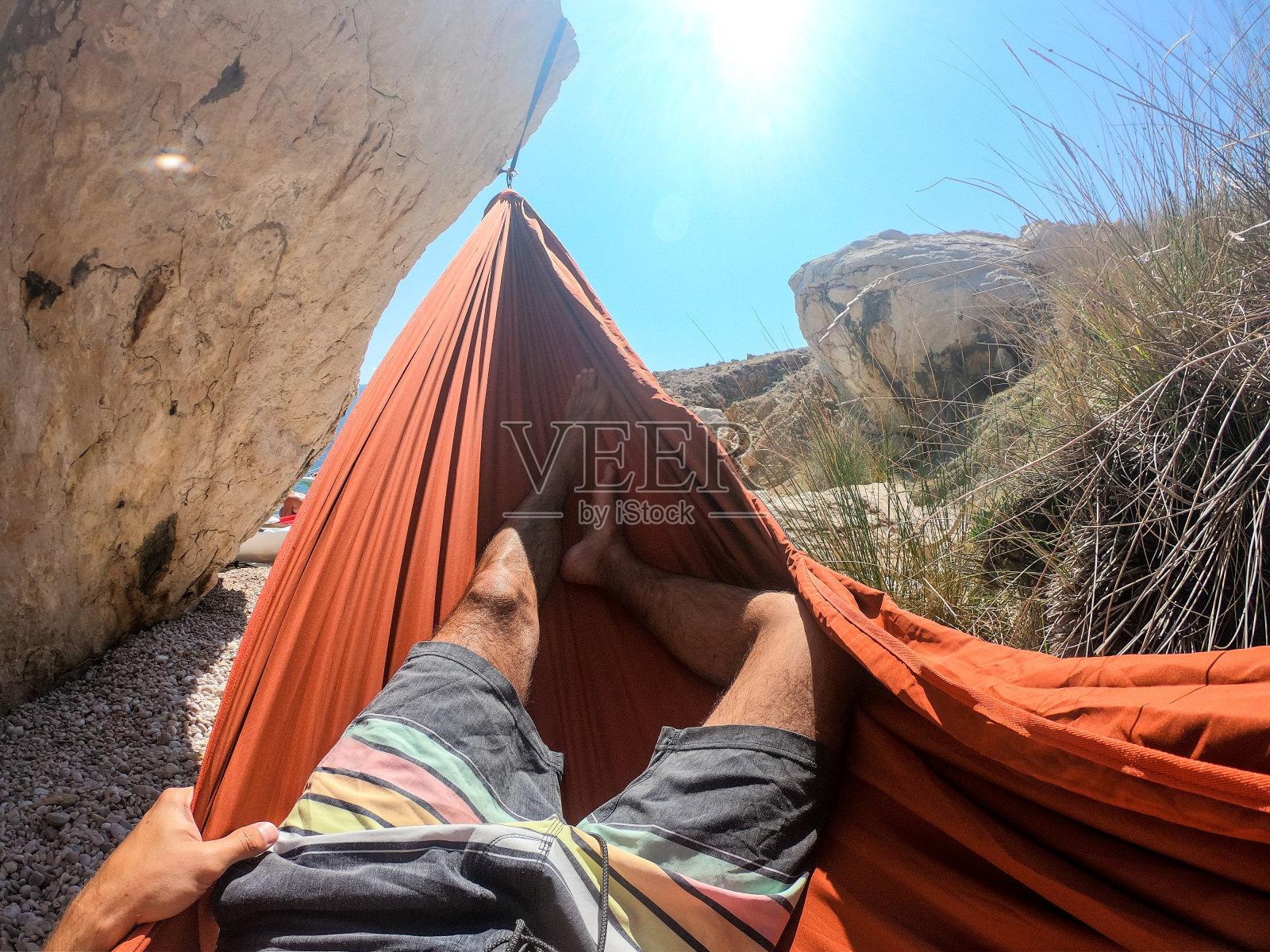 躺在沙滩吊床上的人(个人视角)照片摄影图片