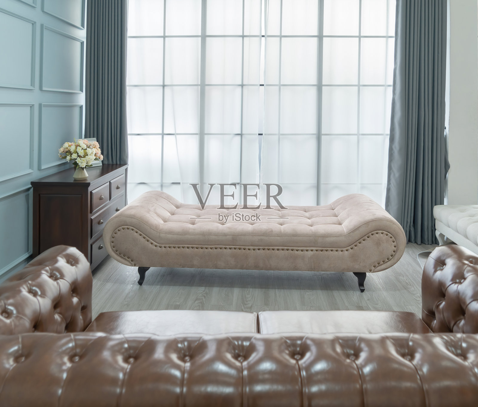 豪华的白色现代客厅在公寓或酒店的椅子，桌子，灯，和镜子。室内建筑简洁简约设计装饰。室内照片摄影图片