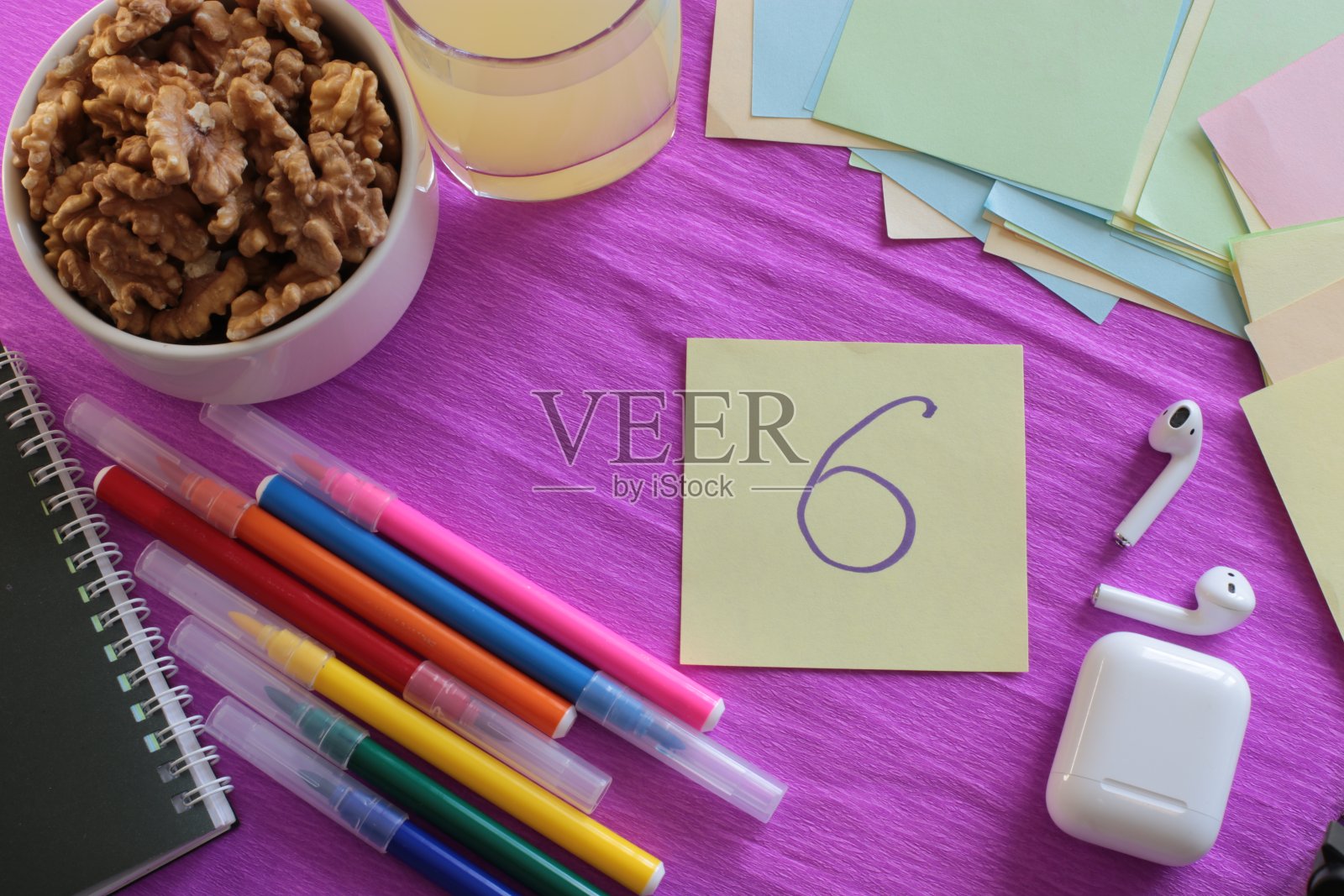 有很多空间可以在贴纸和记事本上写数字和笔记上的单词照片摄影图片