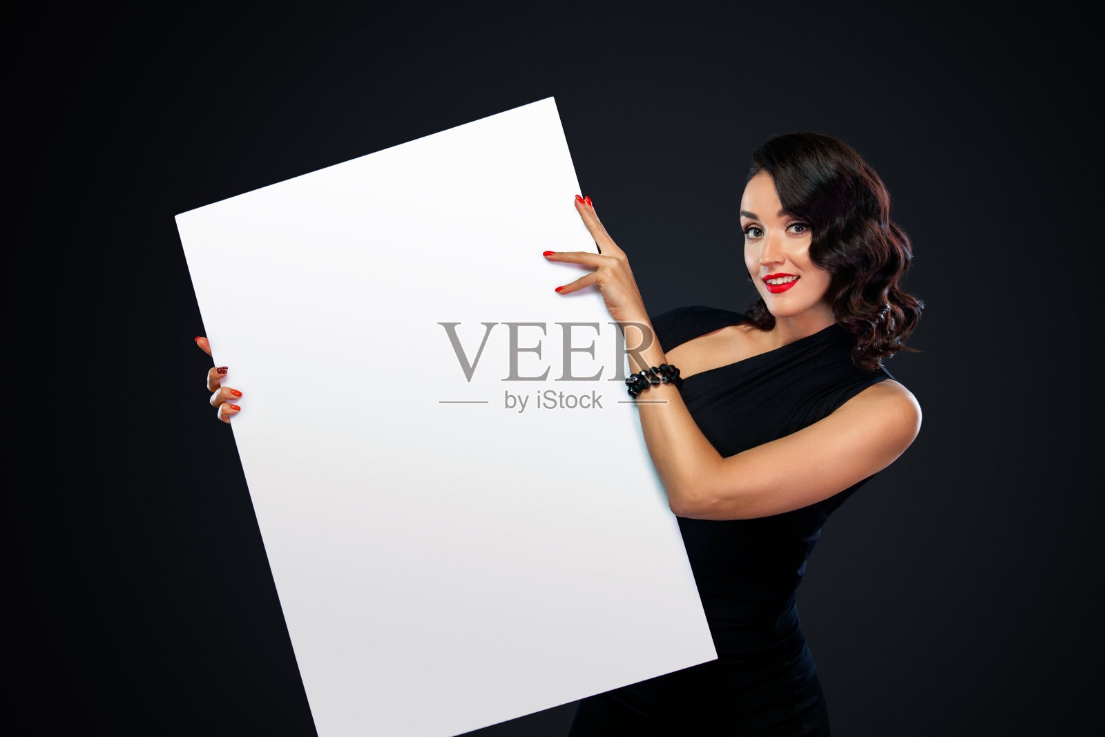 黑色星期五的促销概念与美丽的女孩与卷发。年轻，美丽和健康的女人的肖像与一个空白的白色横幅。照片摄影图片