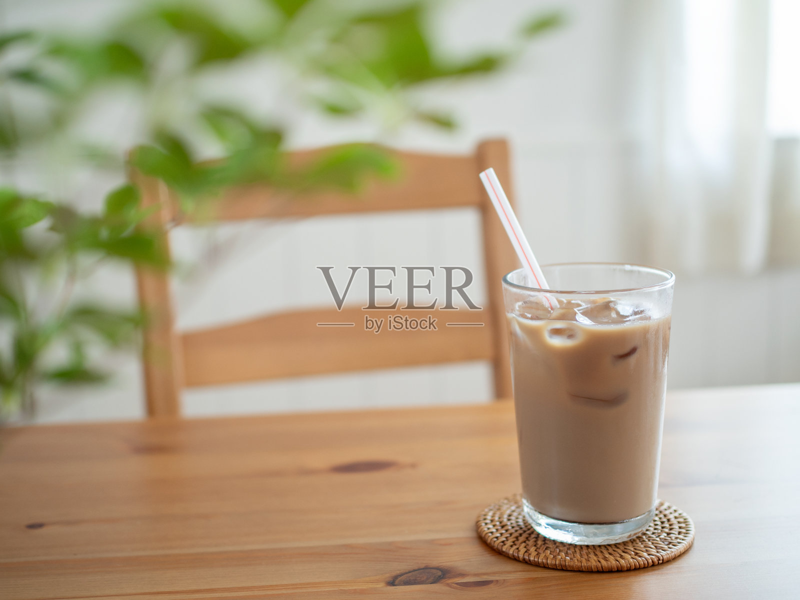 桌上放着冰拿铁咖啡照片摄影图片