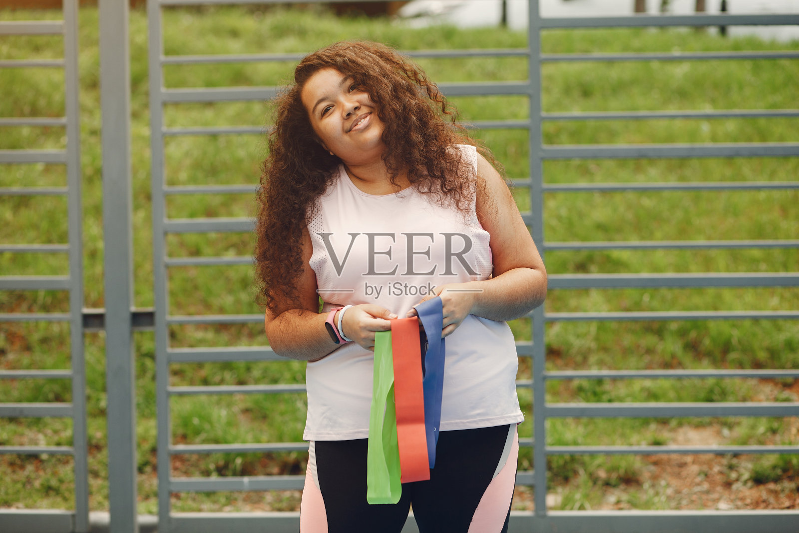 超过一个做伸展运动的女人的身材照片摄影图片