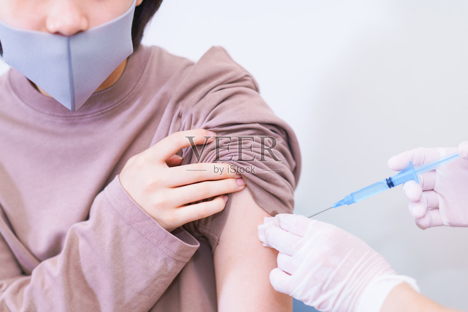 年轻妇女注射冠状病毒疫苗照片摄影图片