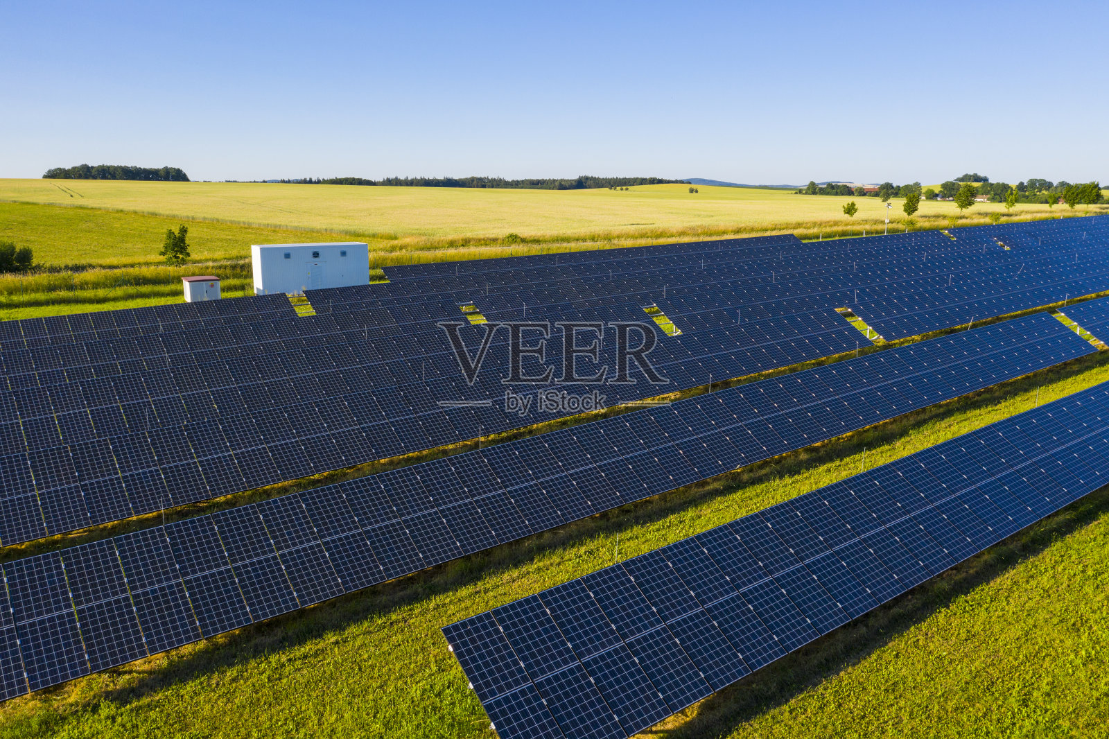 太阳能电池板作为可再生能源的象征照片摄影图片