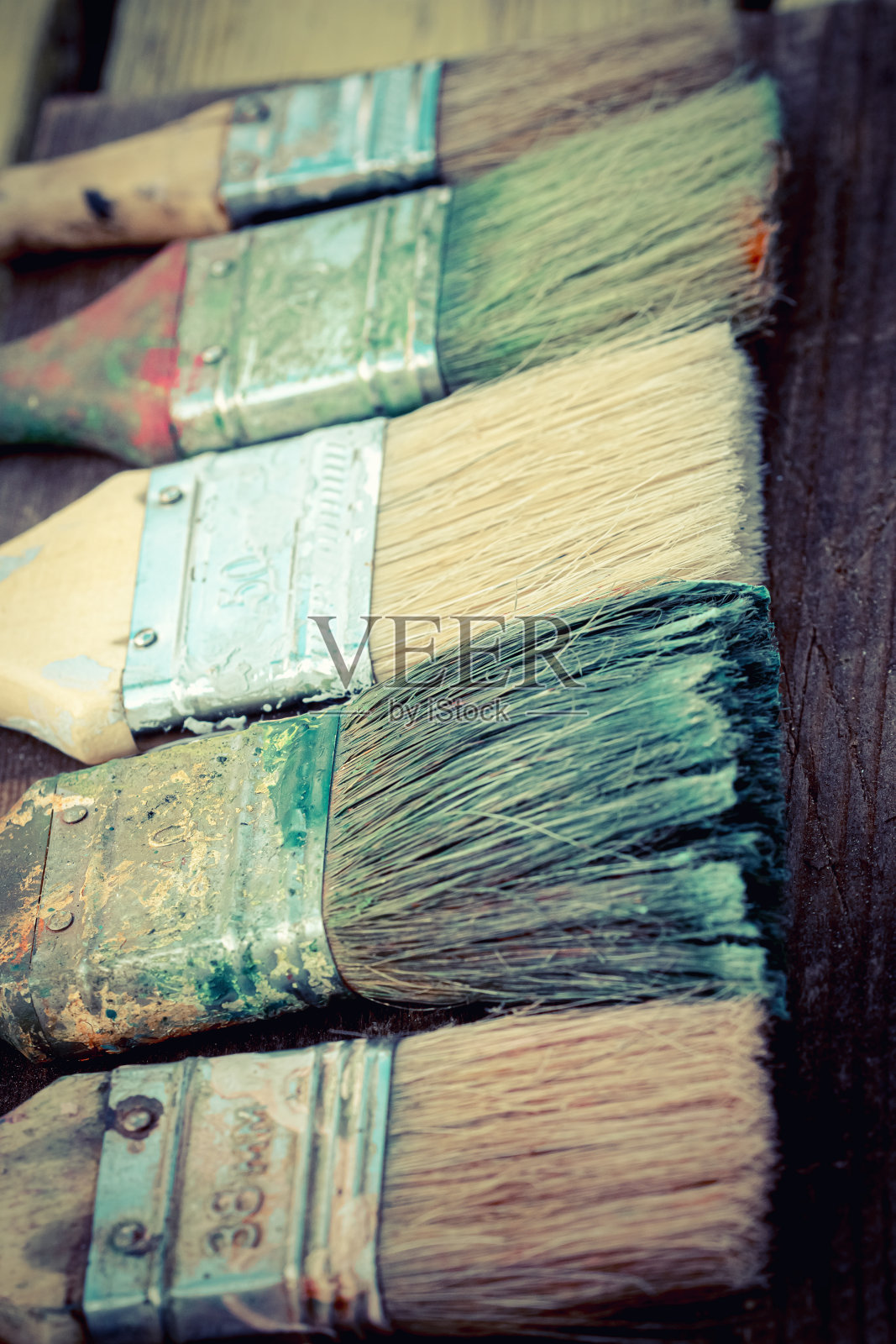 涂满颜料的旧刷子。的背景照片摄影图片