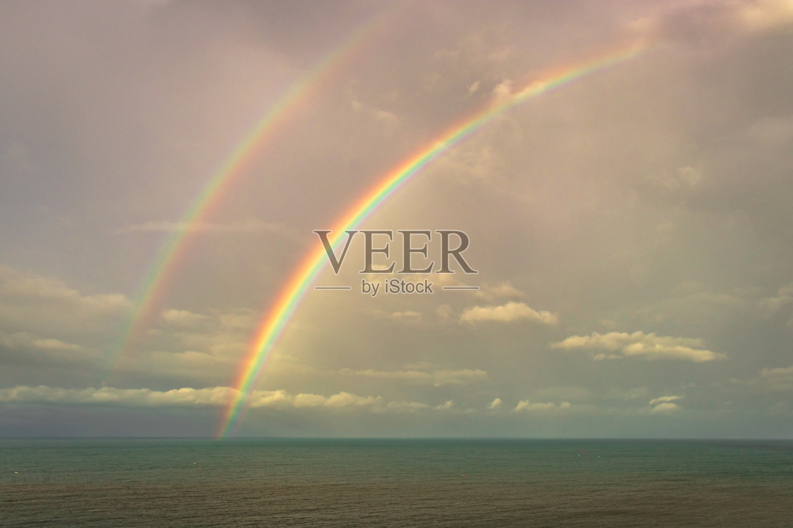 黎明时分，彩虹在地平线上五彩缤纷照片摄影图片